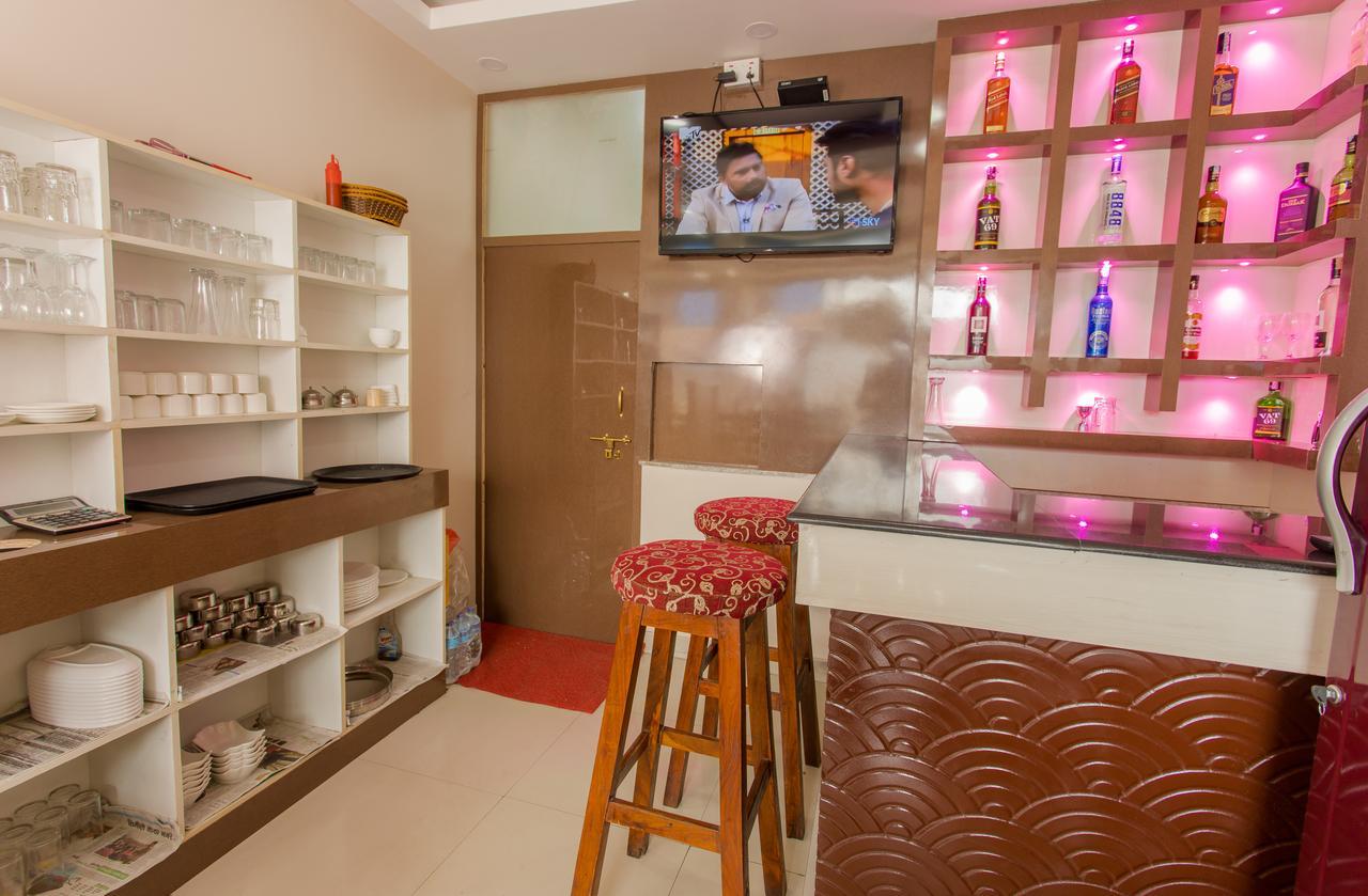 Oyo 136 Hotel Om Plaza Катманду Экстерьер фото