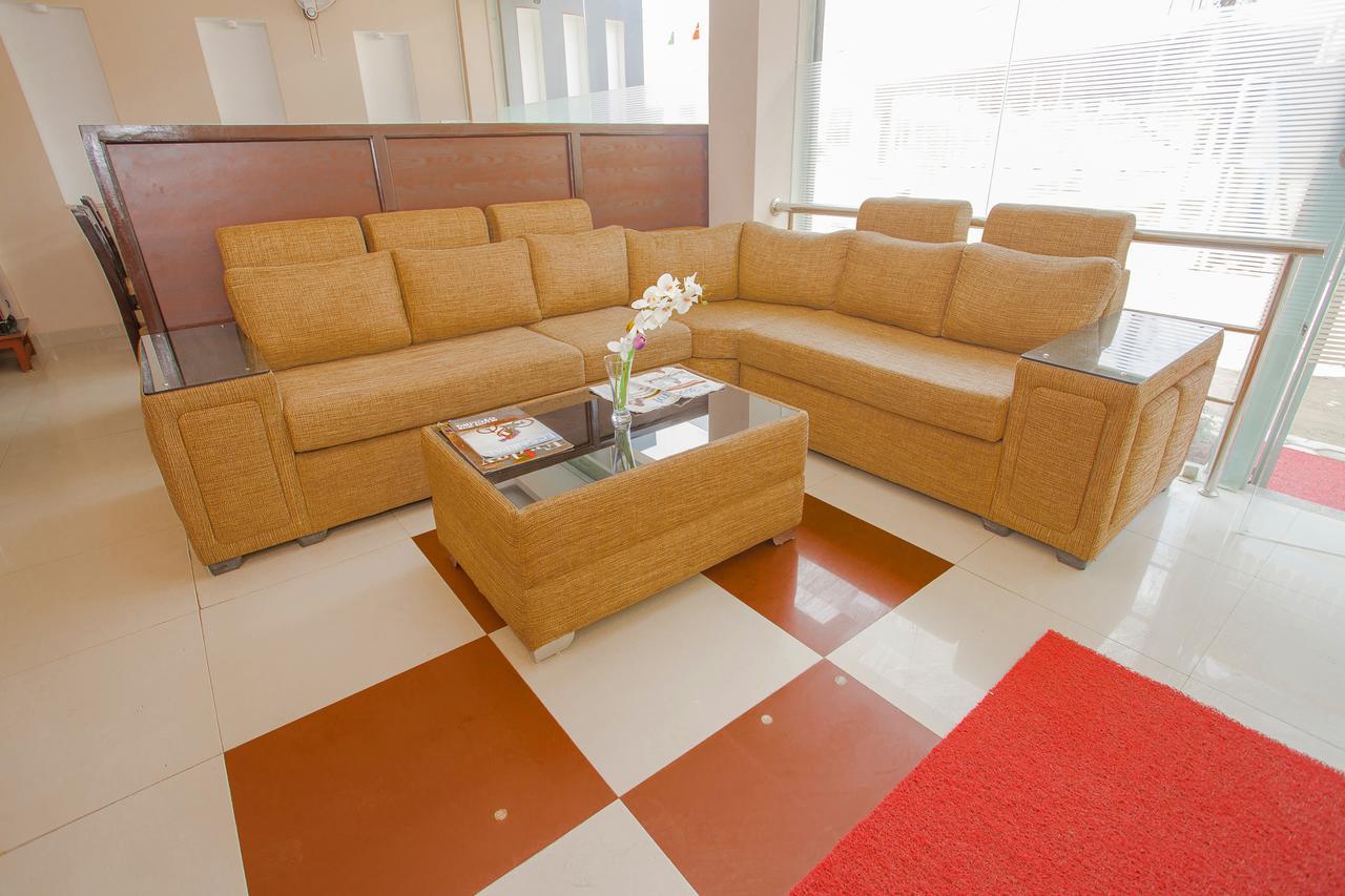 Oyo 136 Hotel Om Plaza Катманду Экстерьер фото