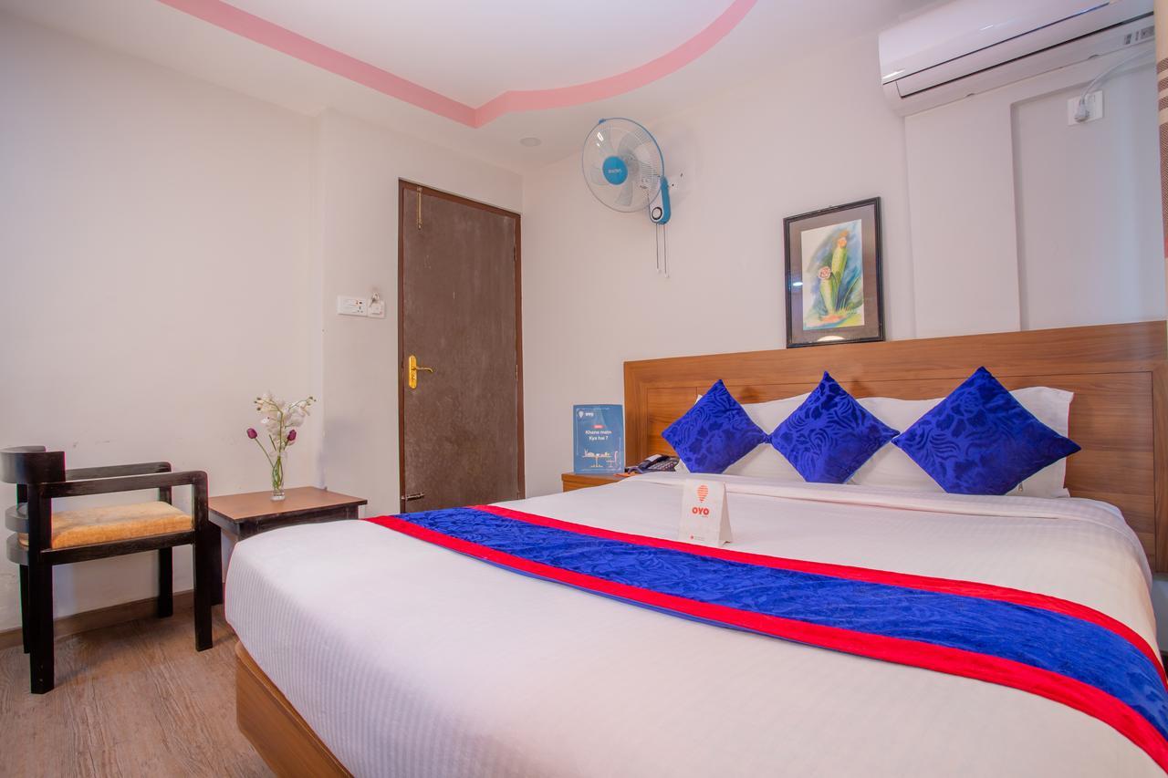 Oyo 136 Hotel Om Plaza Катманду Экстерьер фото