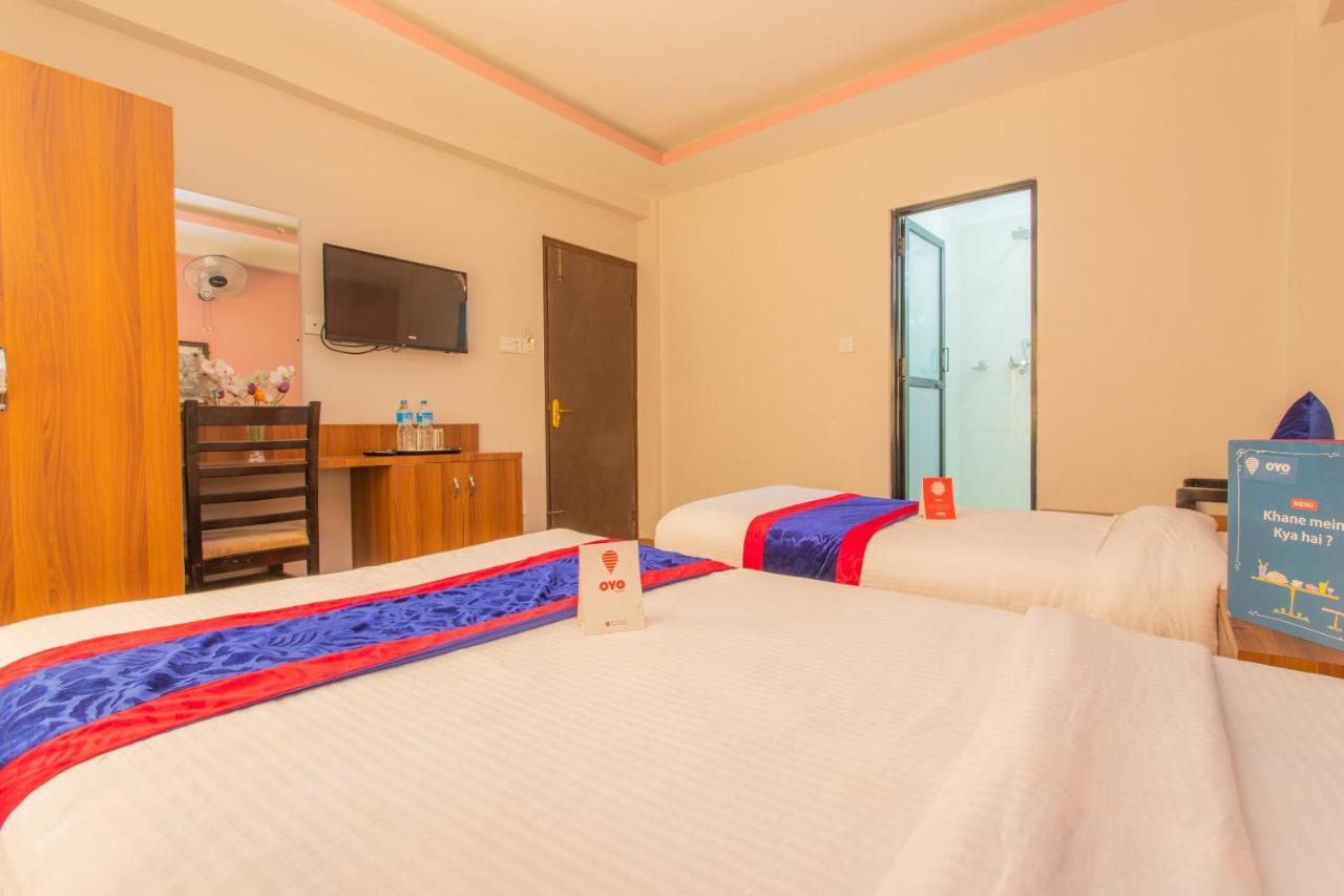 Oyo 136 Hotel Om Plaza Катманду Экстерьер фото