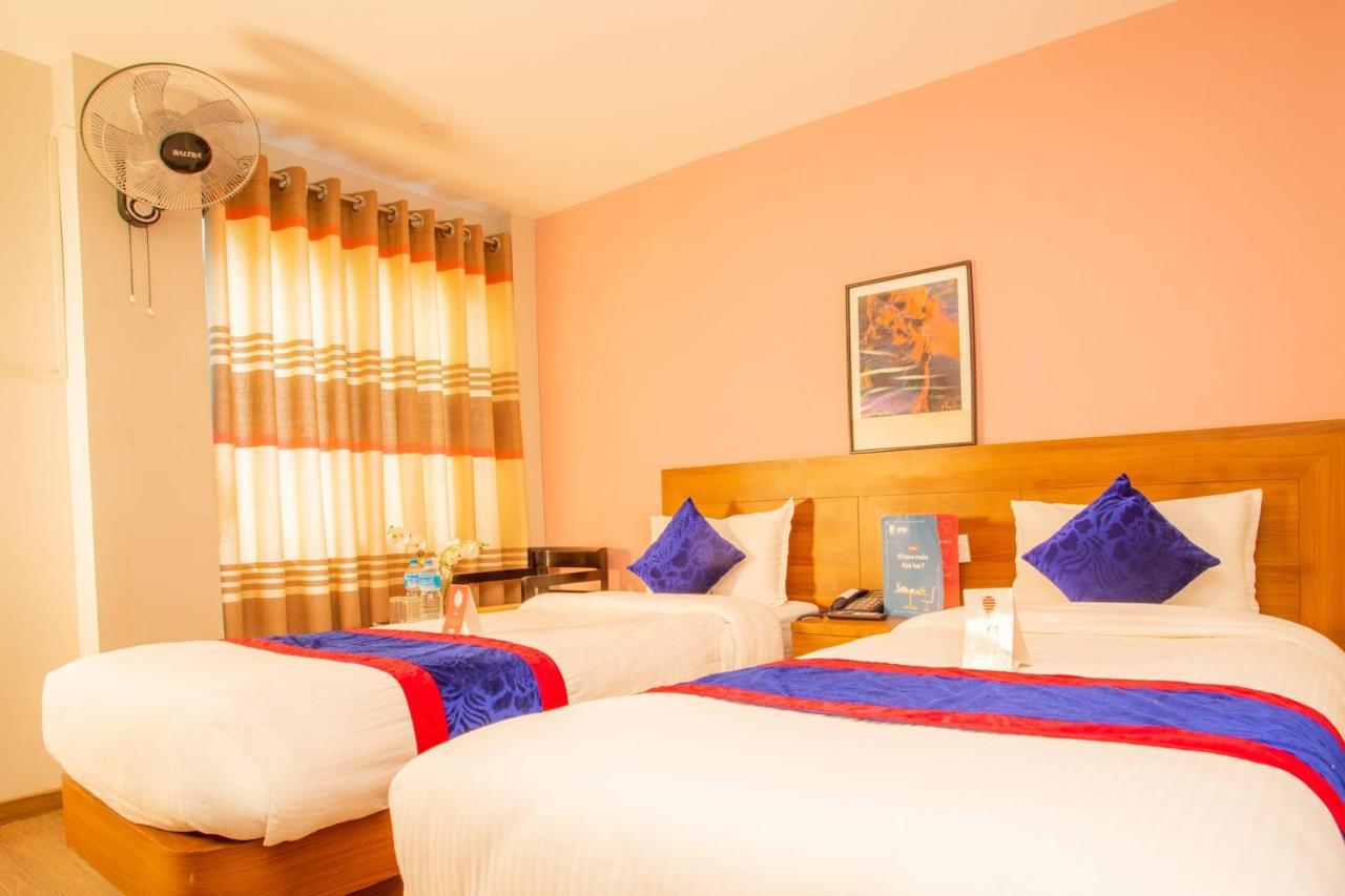 Oyo 136 Hotel Om Plaza Катманду Экстерьер фото