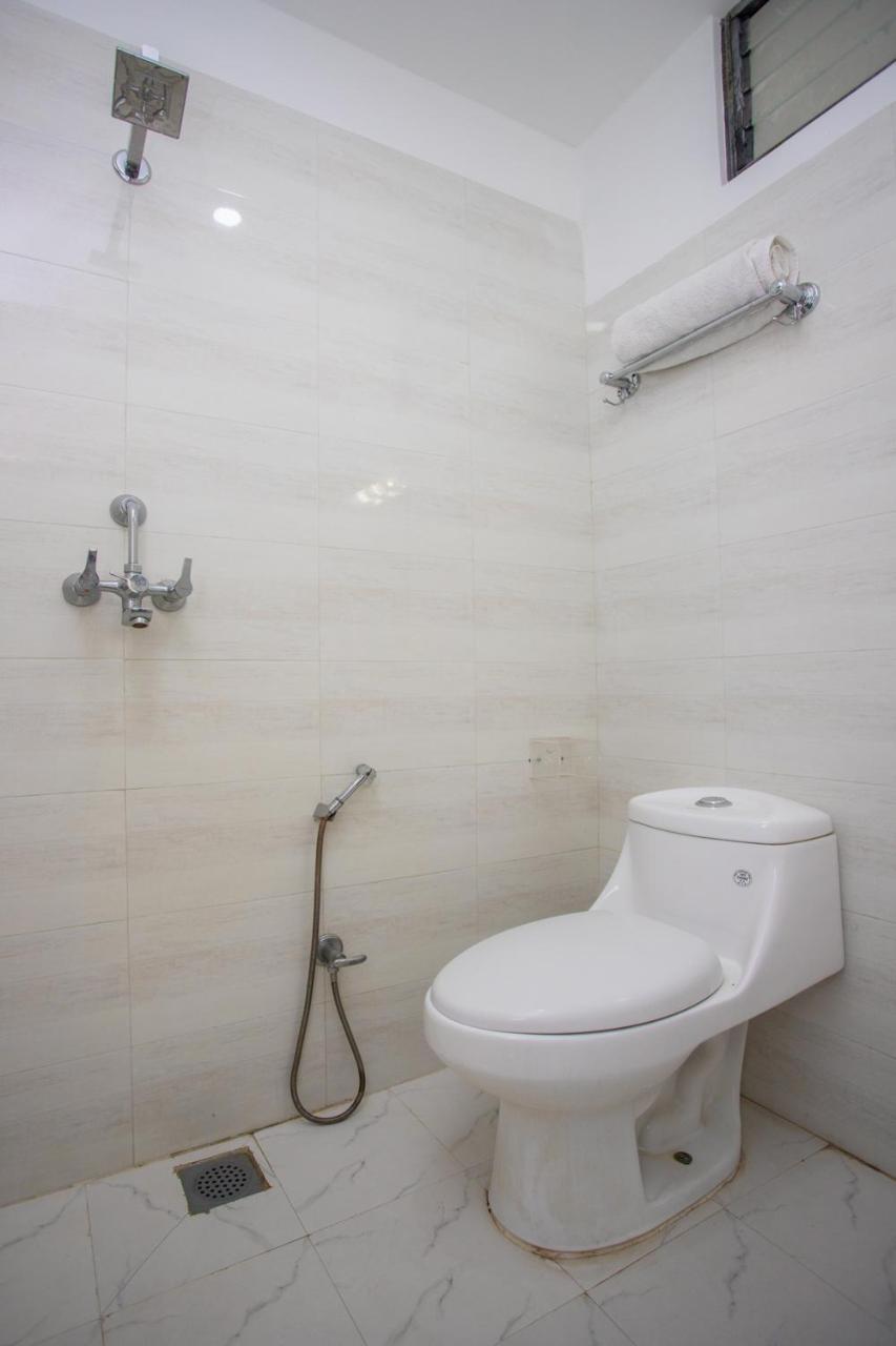 Oyo 136 Hotel Om Plaza Катманду Экстерьер фото