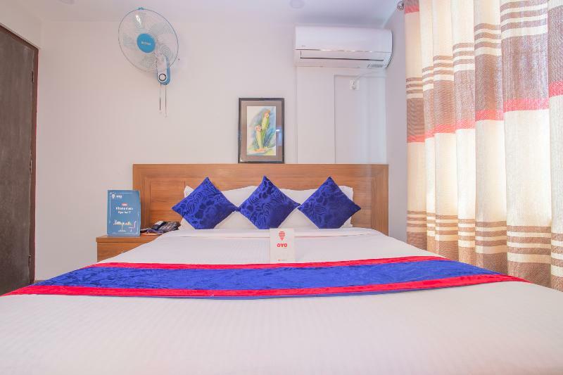 Oyo 136 Hotel Om Plaza Катманду Экстерьер фото